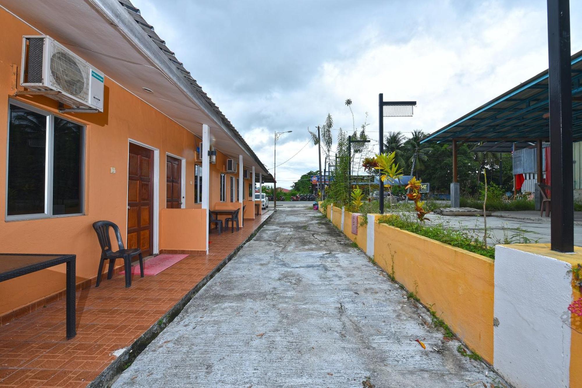 Oyo 90561 Awan Biru Motel Pantai Cenang  Exterior foto