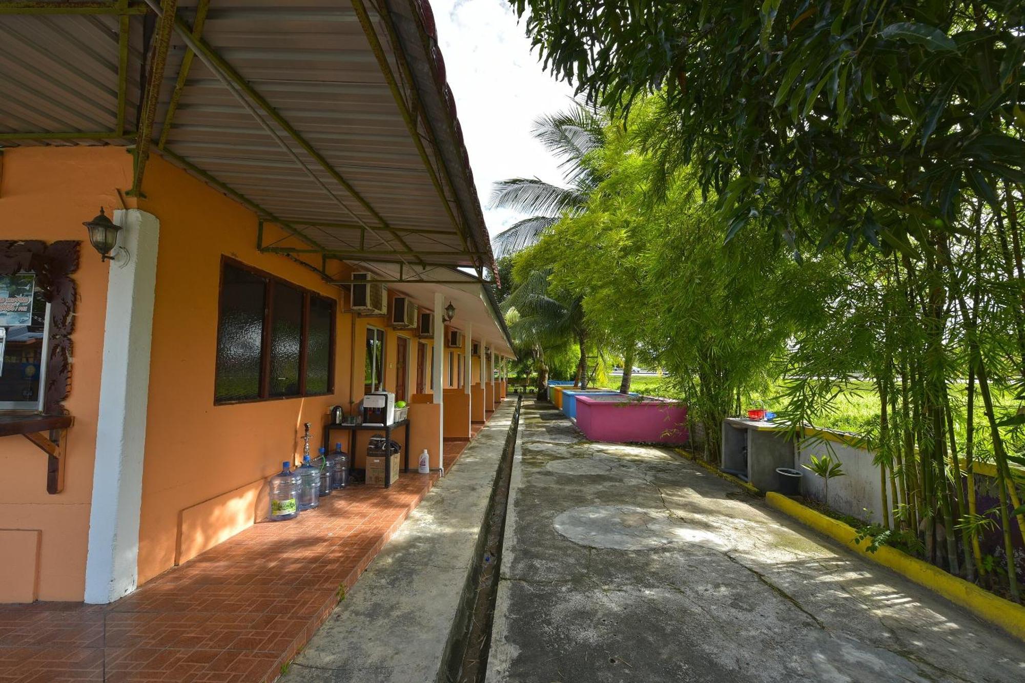 Oyo 90561 Awan Biru Motel Pantai Cenang  Exterior foto