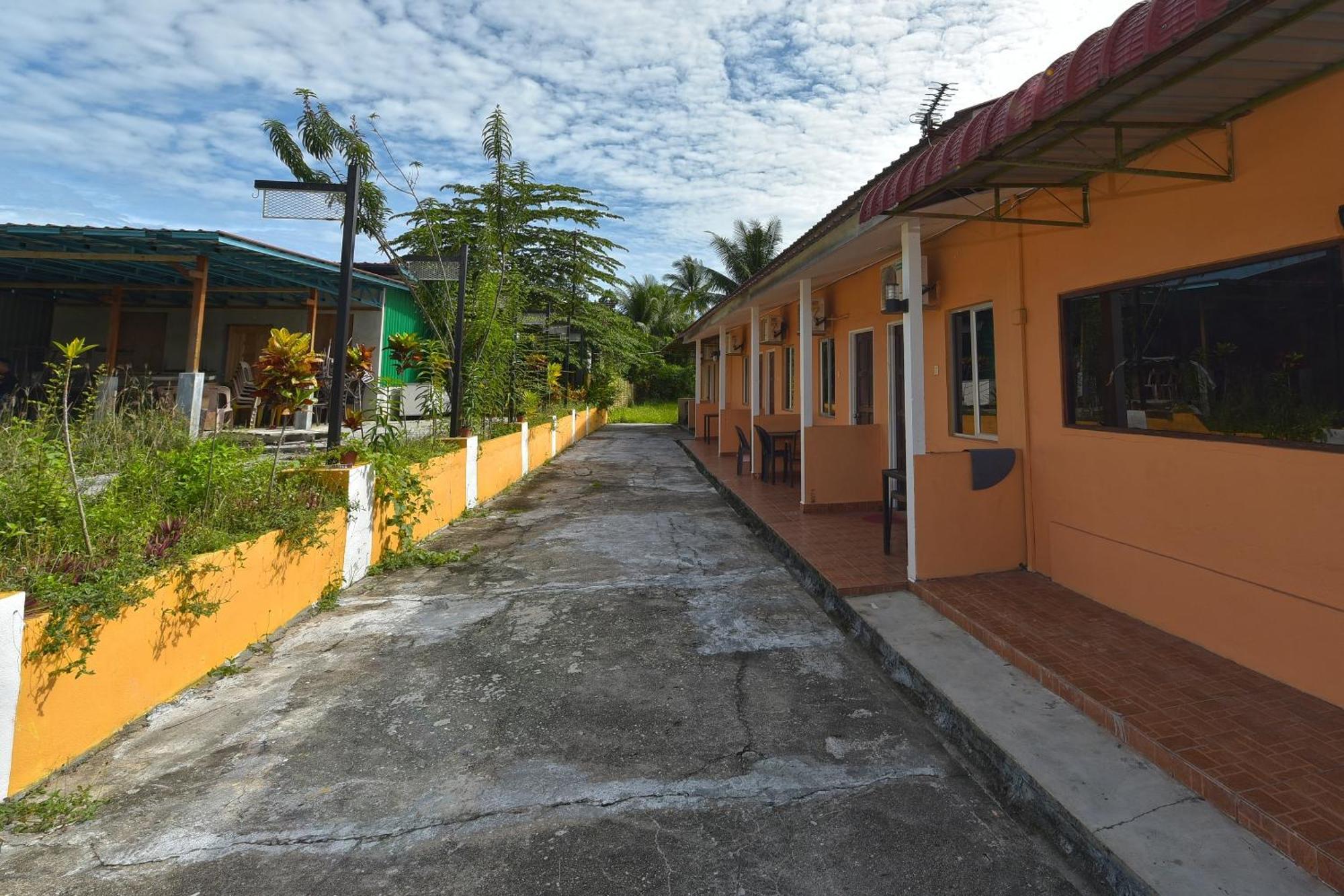 Oyo 90561 Awan Biru Motel Pantai Cenang  Exterior foto